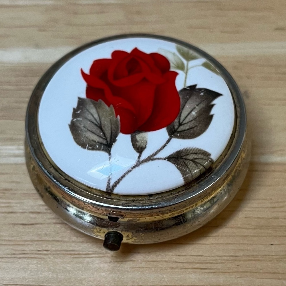 Vintage (?) pill Box Red Rose Flower Divided Made in Japan - Picture 3 of 14